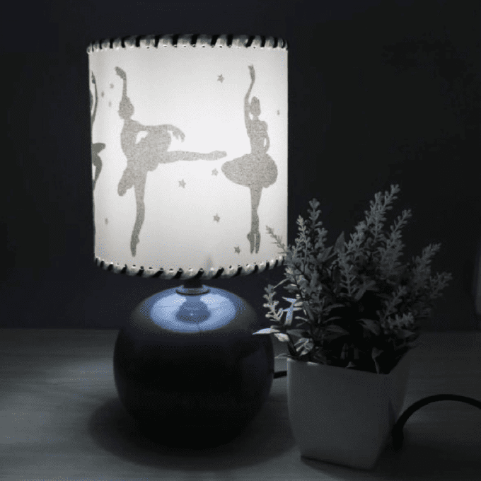 Lampe Ballerines pied gris allumée