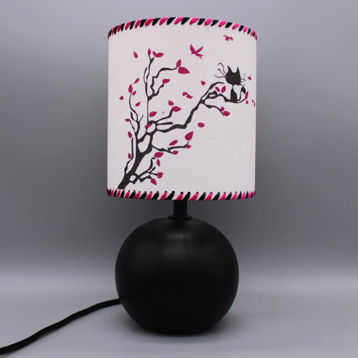 Lampe artisanale avec abat-jour chat en sable naturel et coloré