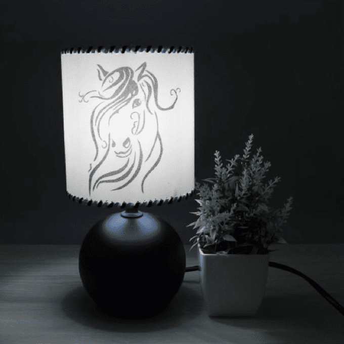 Lampe Cheval élégant pied noir allumée