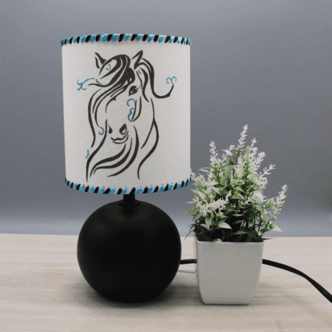 Lampe Cheval élégant pied noir dans décor
