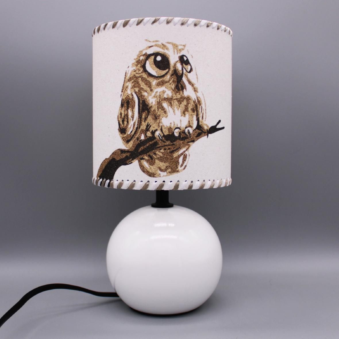 Lampe artisanale avec abat-jour chouette en sable naturel et coloré