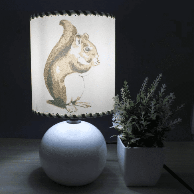 Lampe Écureuil pied blanc allumée