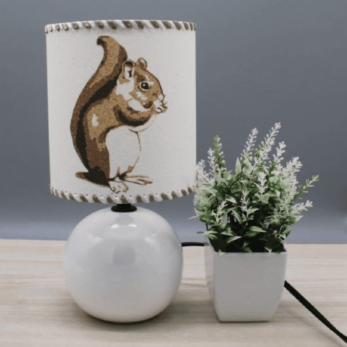 Lampe Écureuil pied blanc dans décor