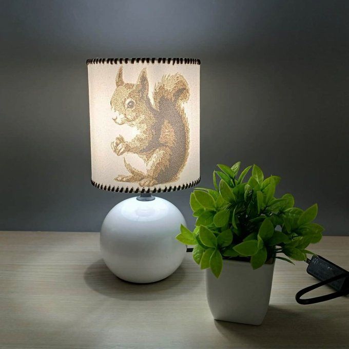 Lampe avec abat-jour en sable - Ecureuil malicieux