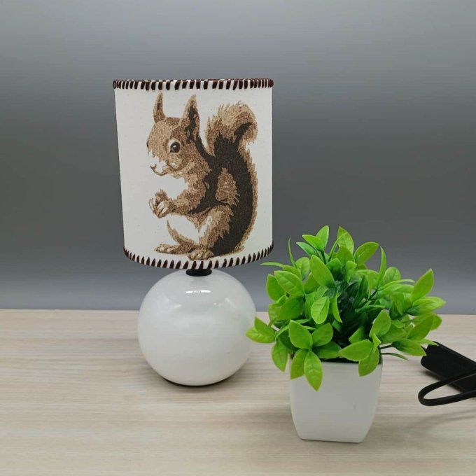 Lampe avec abat-jour en sable - Ecureuil malicieux