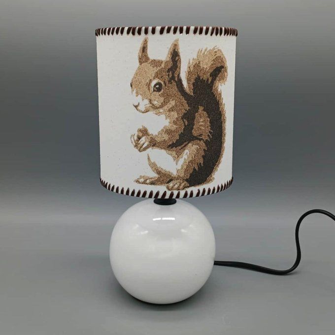 Lampe avec abat-jour en sable - Ecureuil malicieux