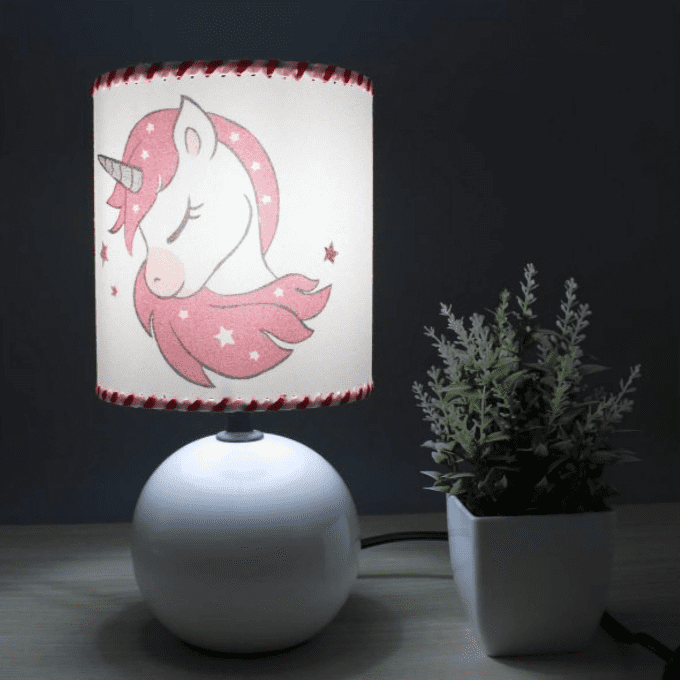lampe de chevet avec licorne rose allumée