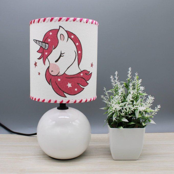 lampe de chevet avec licorne rose et pied blanc