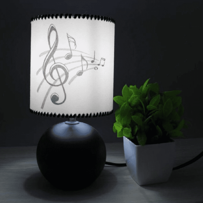 Lampe Notes de musique noire et blanche, allumée