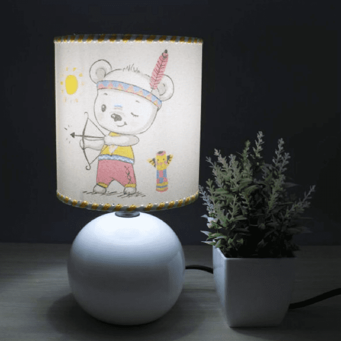 Lampe Petit indien pied blanc allumée