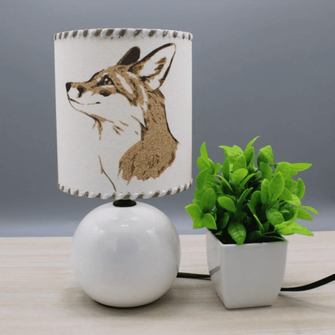 Lampe Renard au pied blanc dans décor