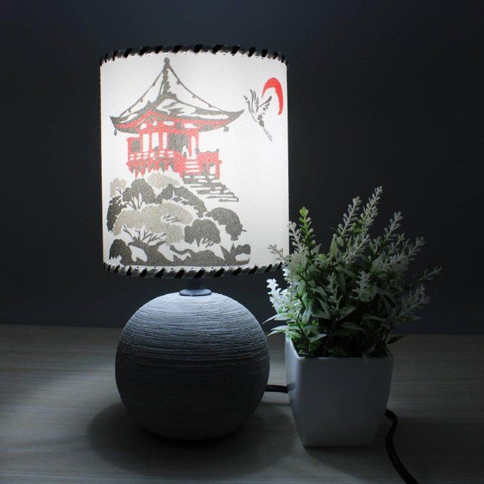Lampe Temple japonais pied gris allumée