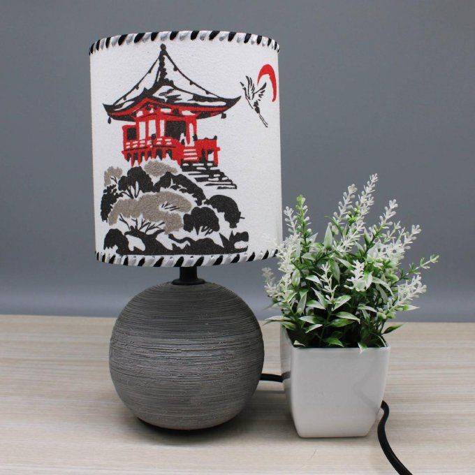 Lampe Temple japonais pied gris dans décor