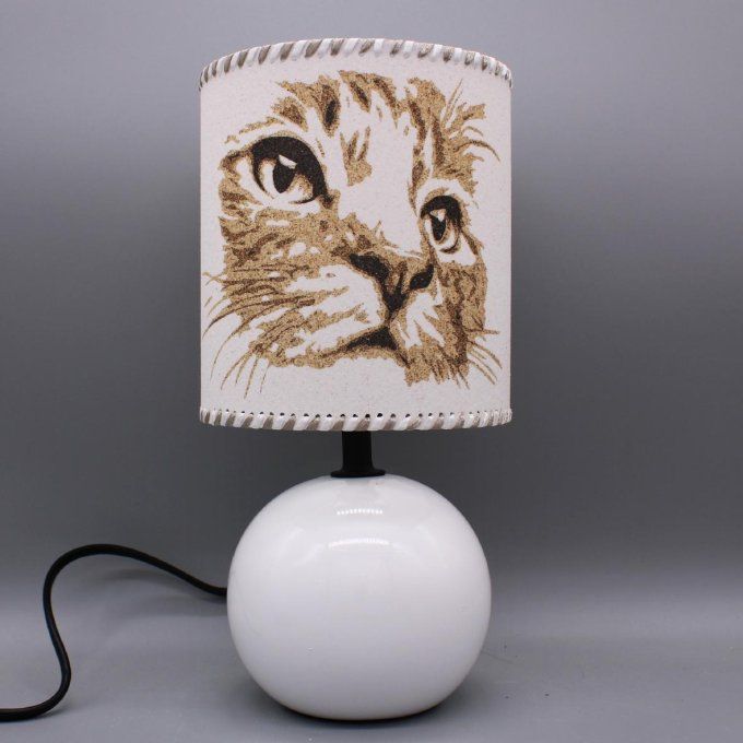 Lampe chat pied blanc en céramique et abat jour en sable