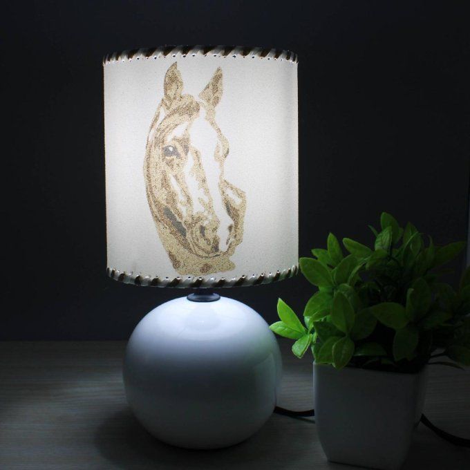 Lampe Cheval pied blanc allumée