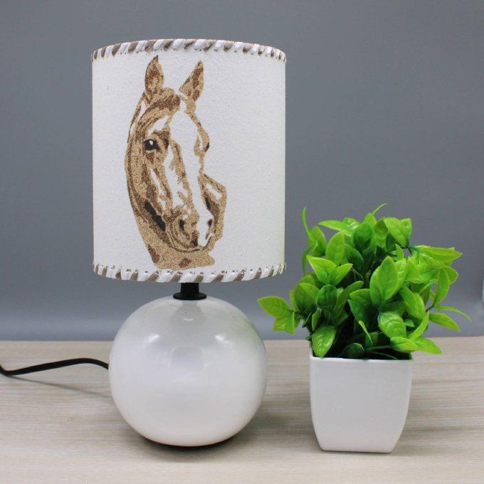 Lampe Cheval pied blanc dans décor