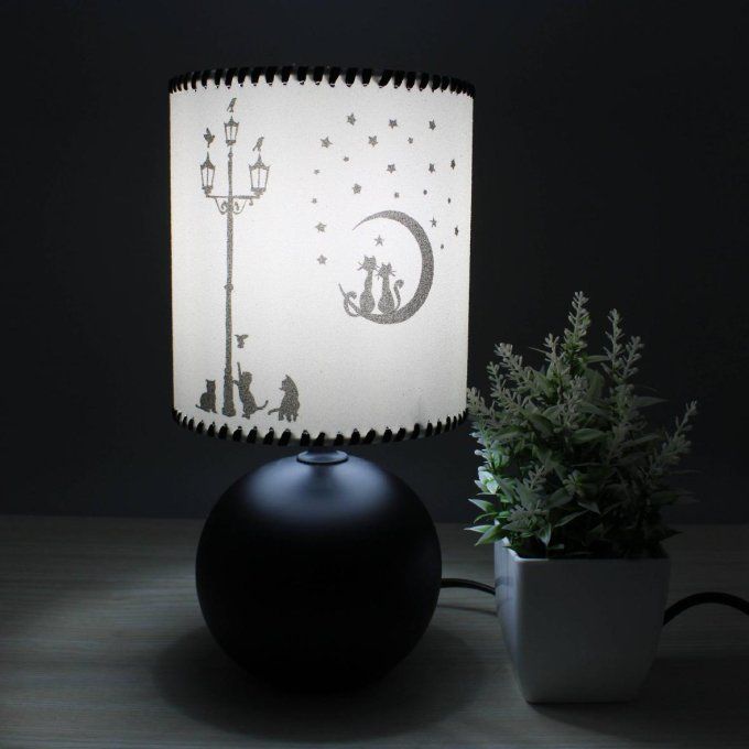 Lampe Chats romantiques pied noir allumée