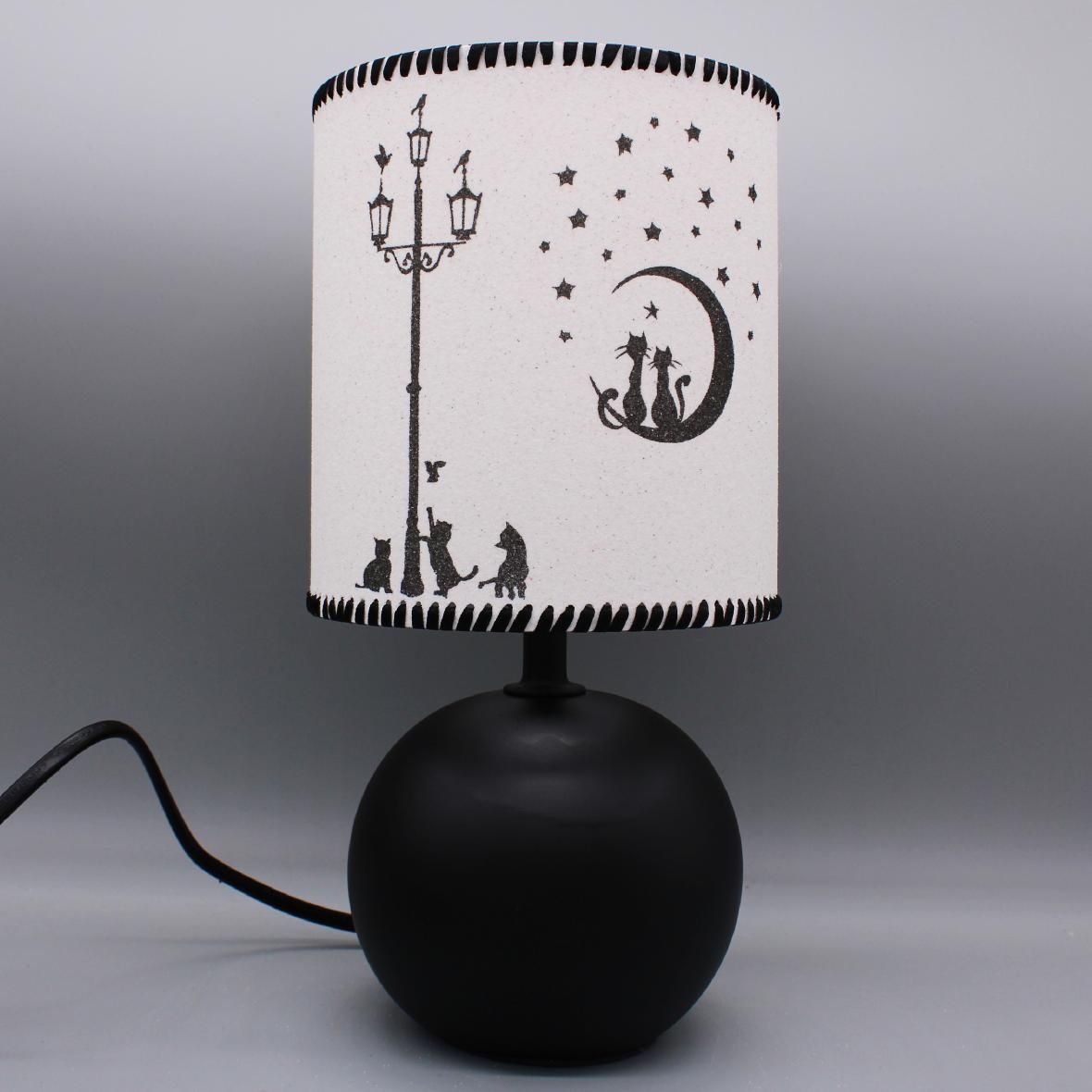 Lampe artisanale avec abat-jour chats en sable naturel et coloré