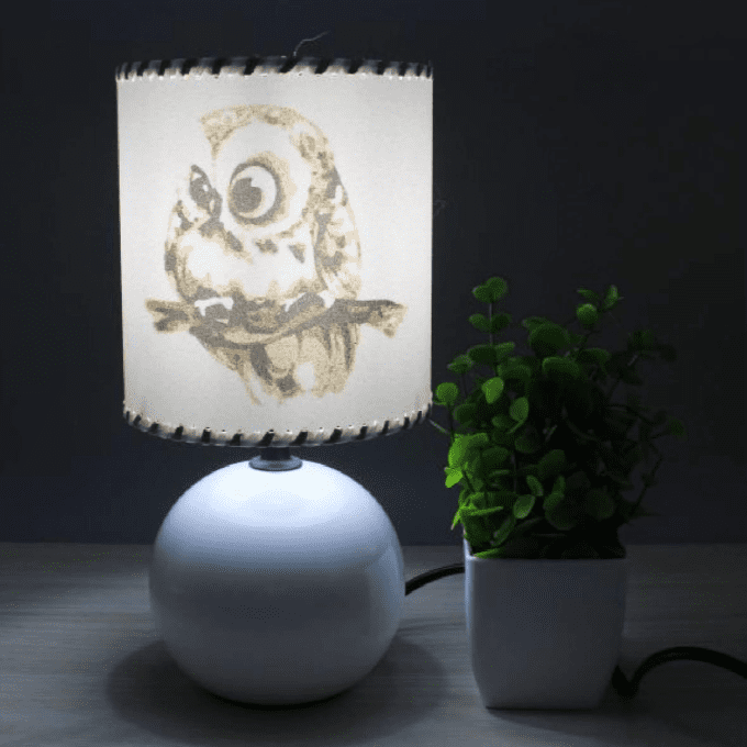 lampe pied céramique et abat-jour chouette allumée