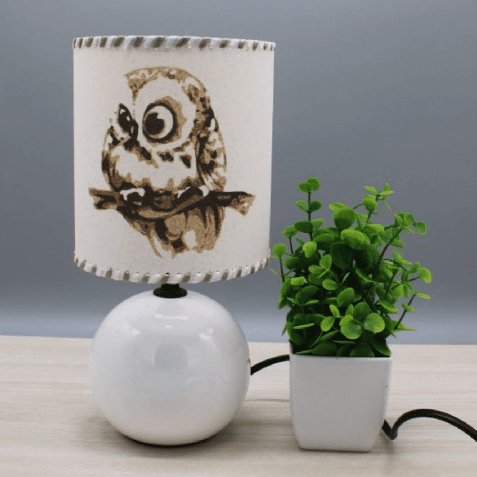 lampe pied céramique et abat-jour chouette dans décor