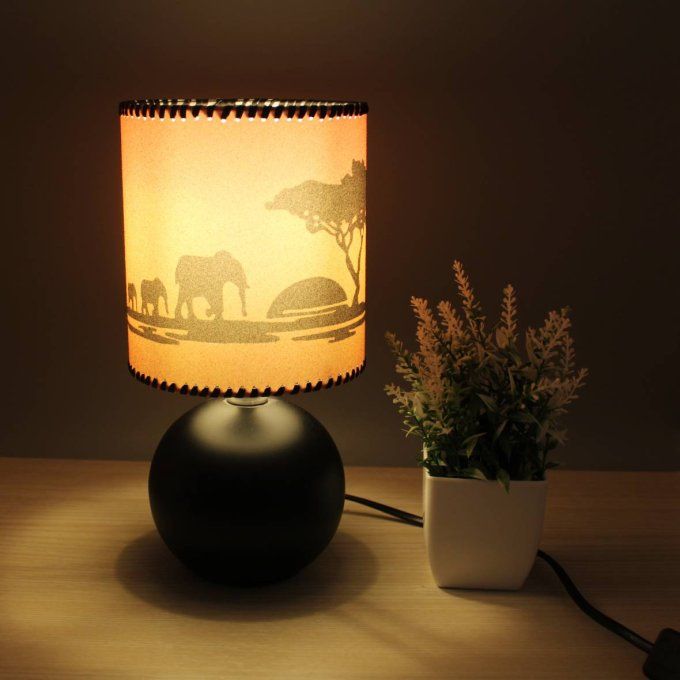 Lampe Savane pied noir allumée
