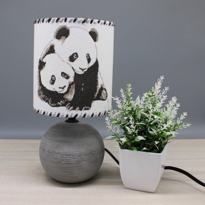 Lampe Panda câlin pied gris dans décor
