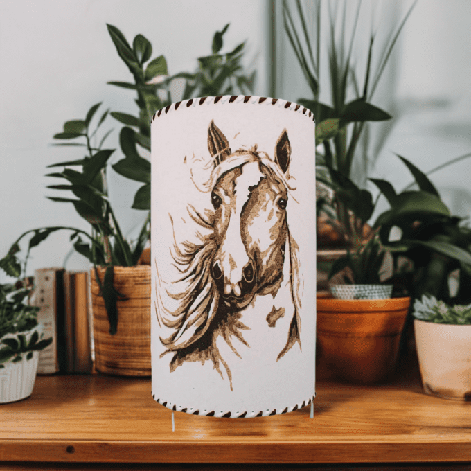 Lampe cheval déco artisanale – Illustration équestre vintage sur abat-jour