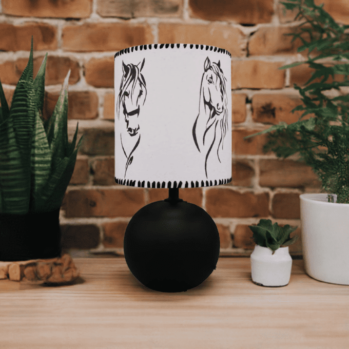 Lampe cheval noir – abat-jour au sable, design duo artistique