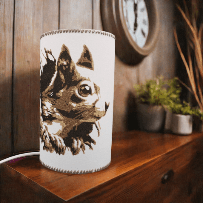 Lampe artisanale en sable écureuil