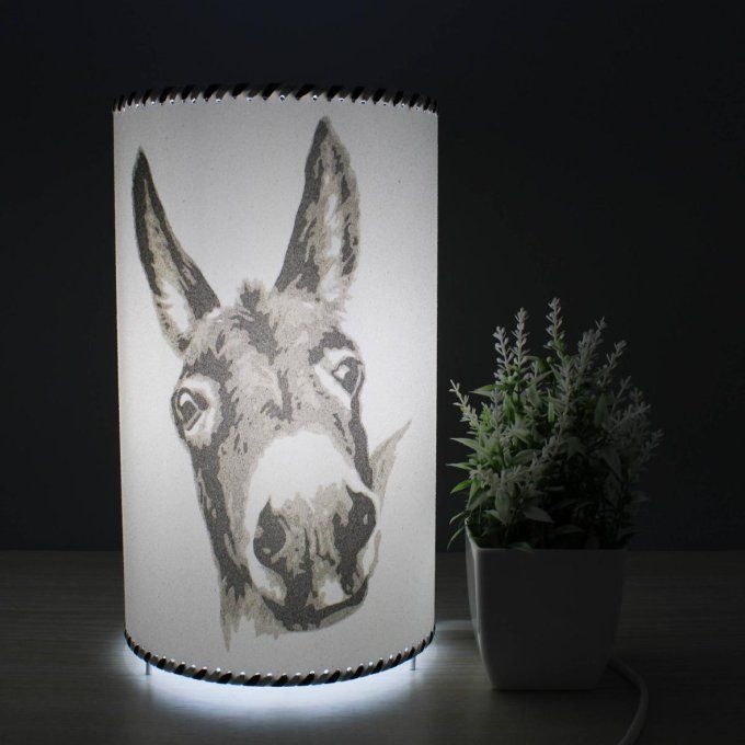 lampe artisanale en sable âne allumée