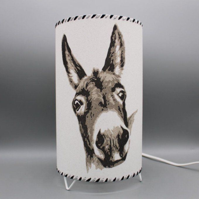 lampe cylindre âne, la tête d'un âne gris réalisé en sable