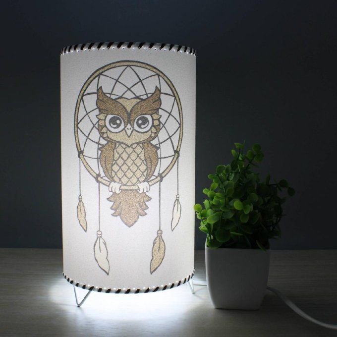 Lampe cylindrique en sable allumée, motif attrape-rêves et hibou
