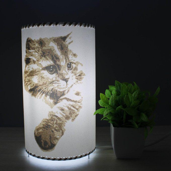 lampe artisanale chat en sable allumée