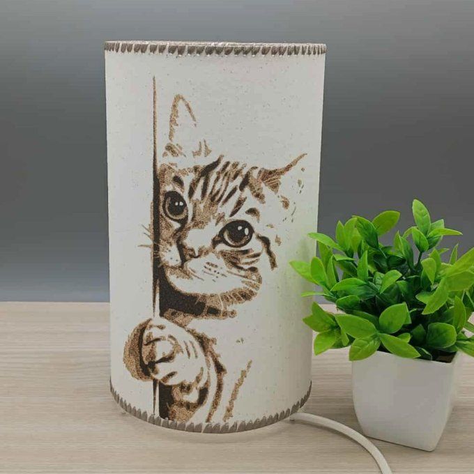 Lampe cylindre en sable - Chat timide