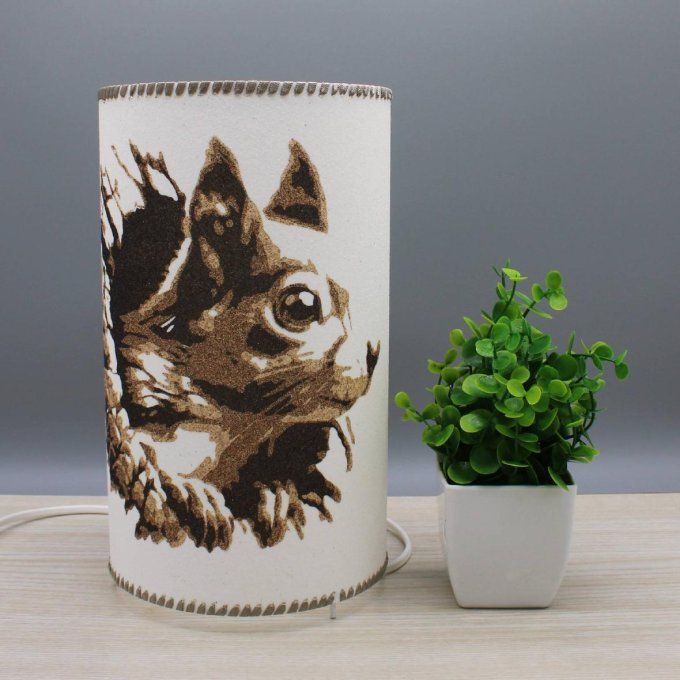 Lampe cylindrique en sable “Écureuil” dans un décor neutre