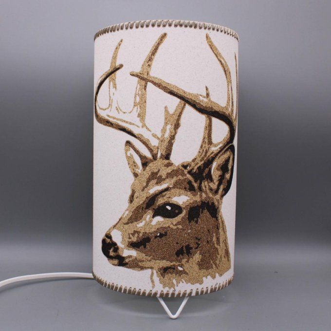 lampe cylindre grand cerf, une tête de cerf réalisée en sable naturel du Maroc