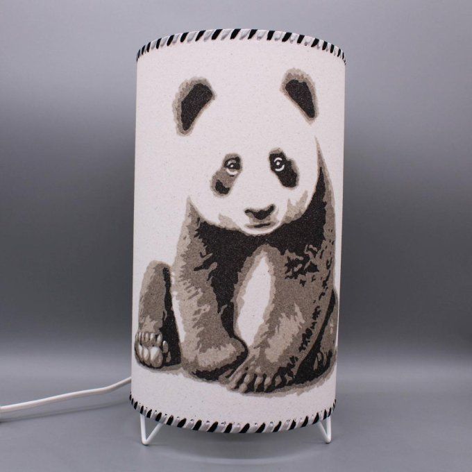 lampe cylindre panda- un panda assis réalisé en sable