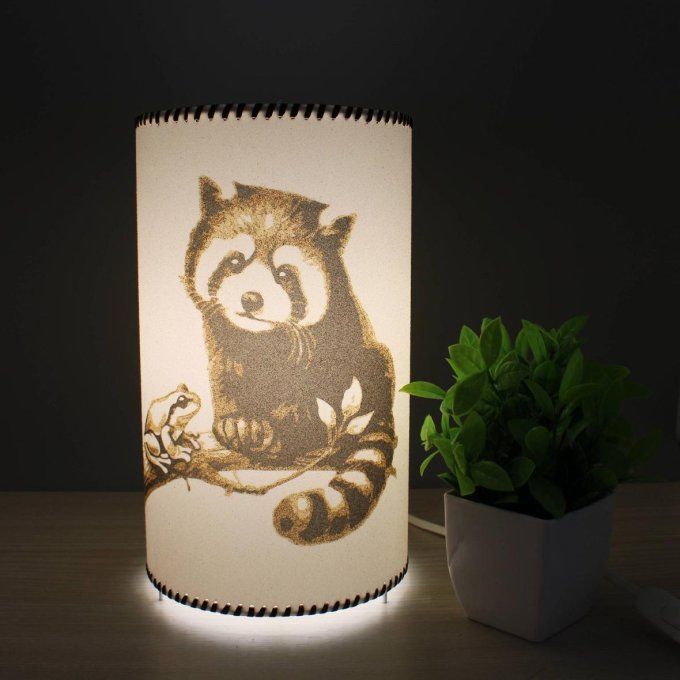 Lampe Panda roux cylindrique allumée