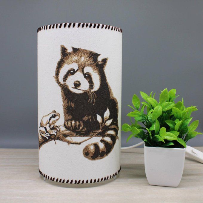 Lampe Panda roux cylindrique dans un décor