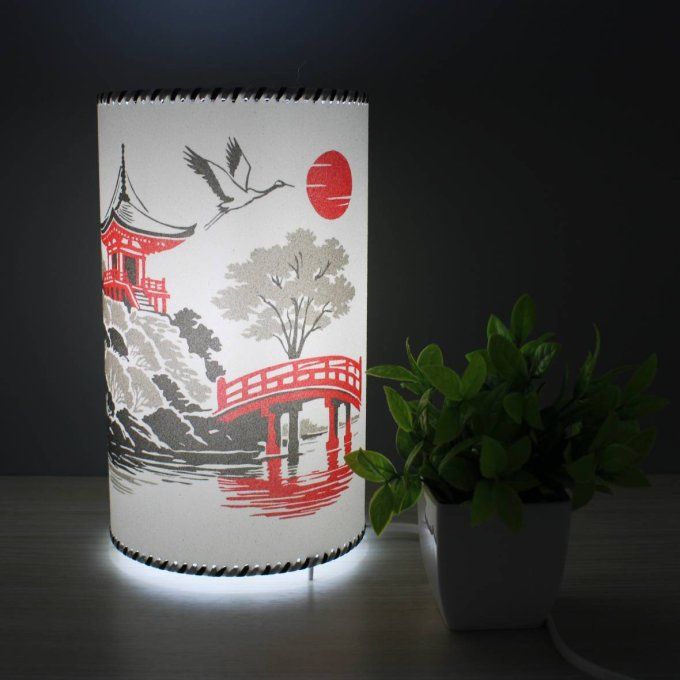 lampe cylindre temple japonais - un temple, un pont, un héron et des arbres , allumée