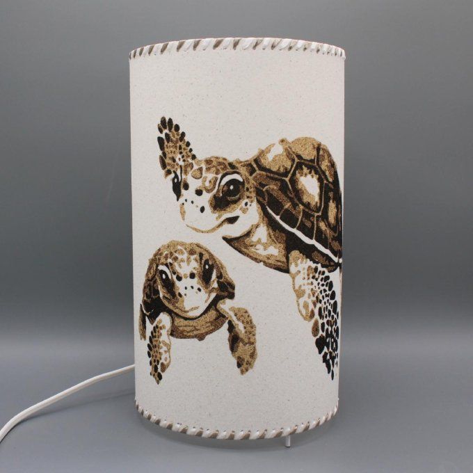 Lampe cylindre - Tortues marines, deux tortues qui nagent réalisées en sable
