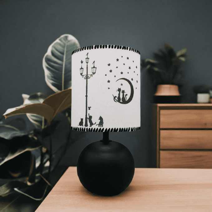 Lampe de chevet design noir et blanc motif chats – déco intérieure élégante