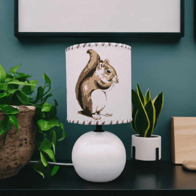 lampe de chevet écureuil abat-jour boule blanche