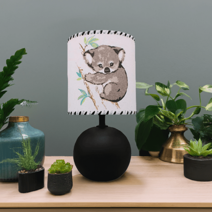 Lampe de chevet enfant motif koala mignon – décor chambre nature
