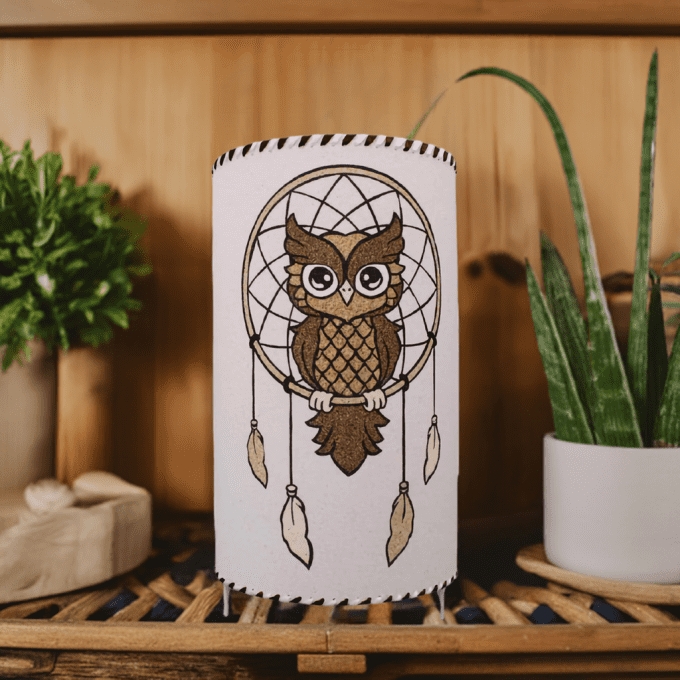 Lampe de chevet motif chouette bohème en bois et plumes