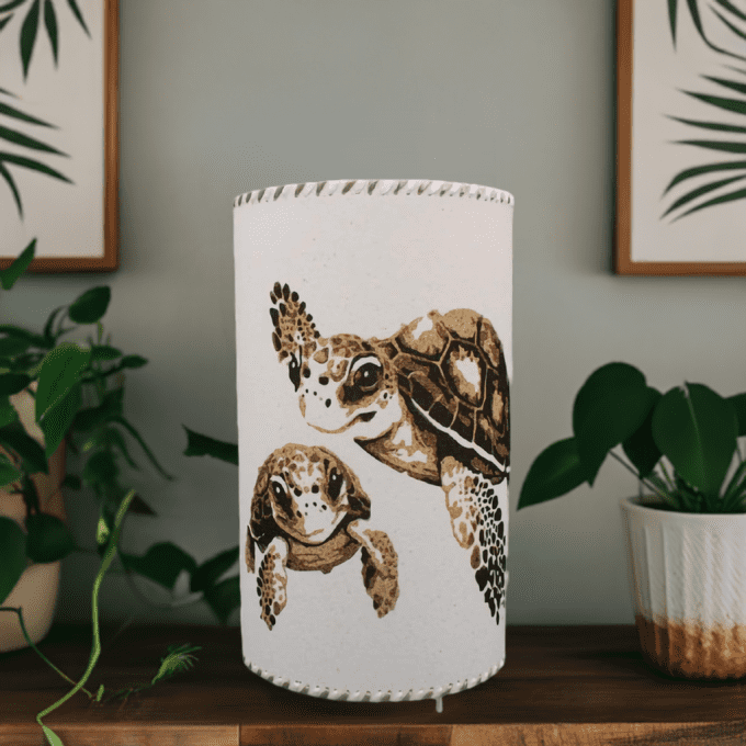 Lampe de chevet tortue pyrogravée – ambiance tropicale naturelle