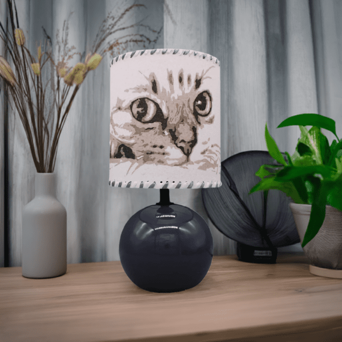 Lampe déco chat réaliste gris – abat-jour peint à la main, ambiance élégante