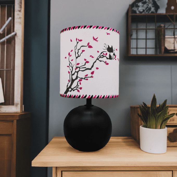 Lampe déco silhouette de chat dans un décor végétal rose – style naturel et bohème