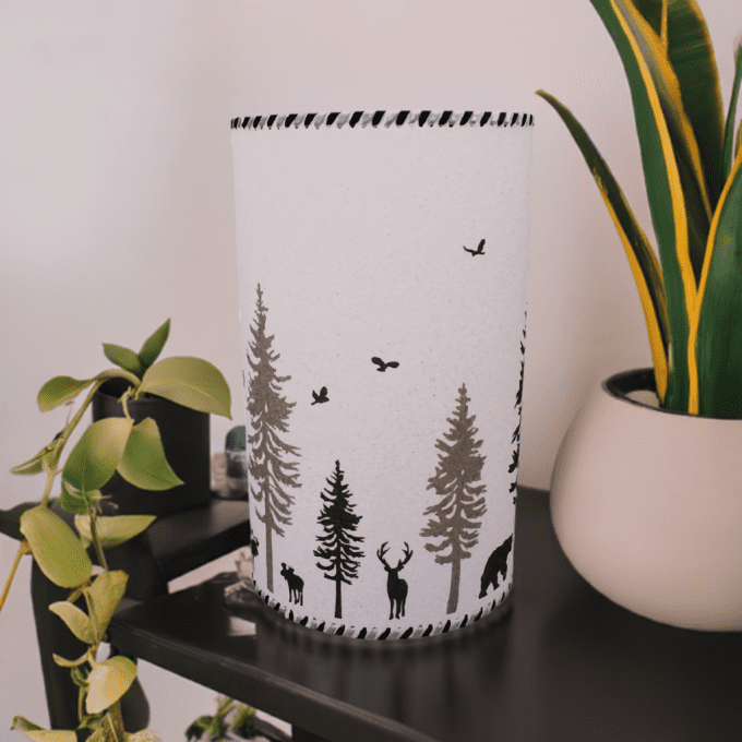 Lampe décorative nature sauvage avec arbres et faune en noir sur blanc