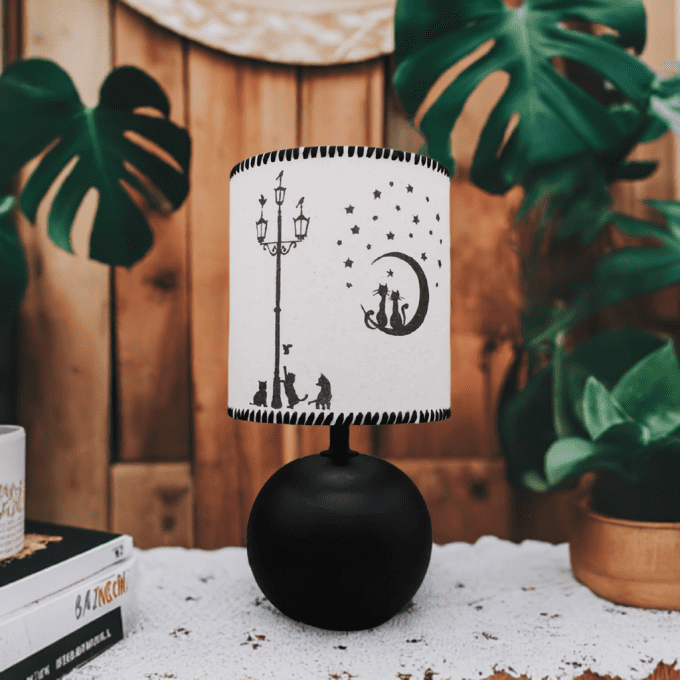 Lampe décorative noire avec chats et lune – ambiance cosy et feuillage